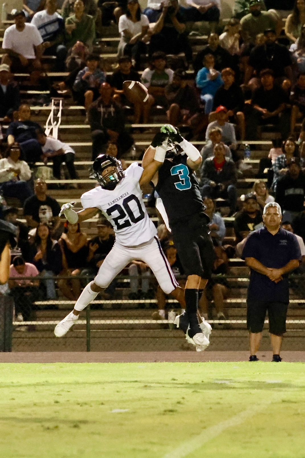 Kamehameha Schools Maui's Keanu Lanoza (20) breaks up a pass intended for King Kekaulike's Cason Brooke in the Warriors 34-17 win on Saturday at War Memorial Stadium. TYLER ORIKASA photo